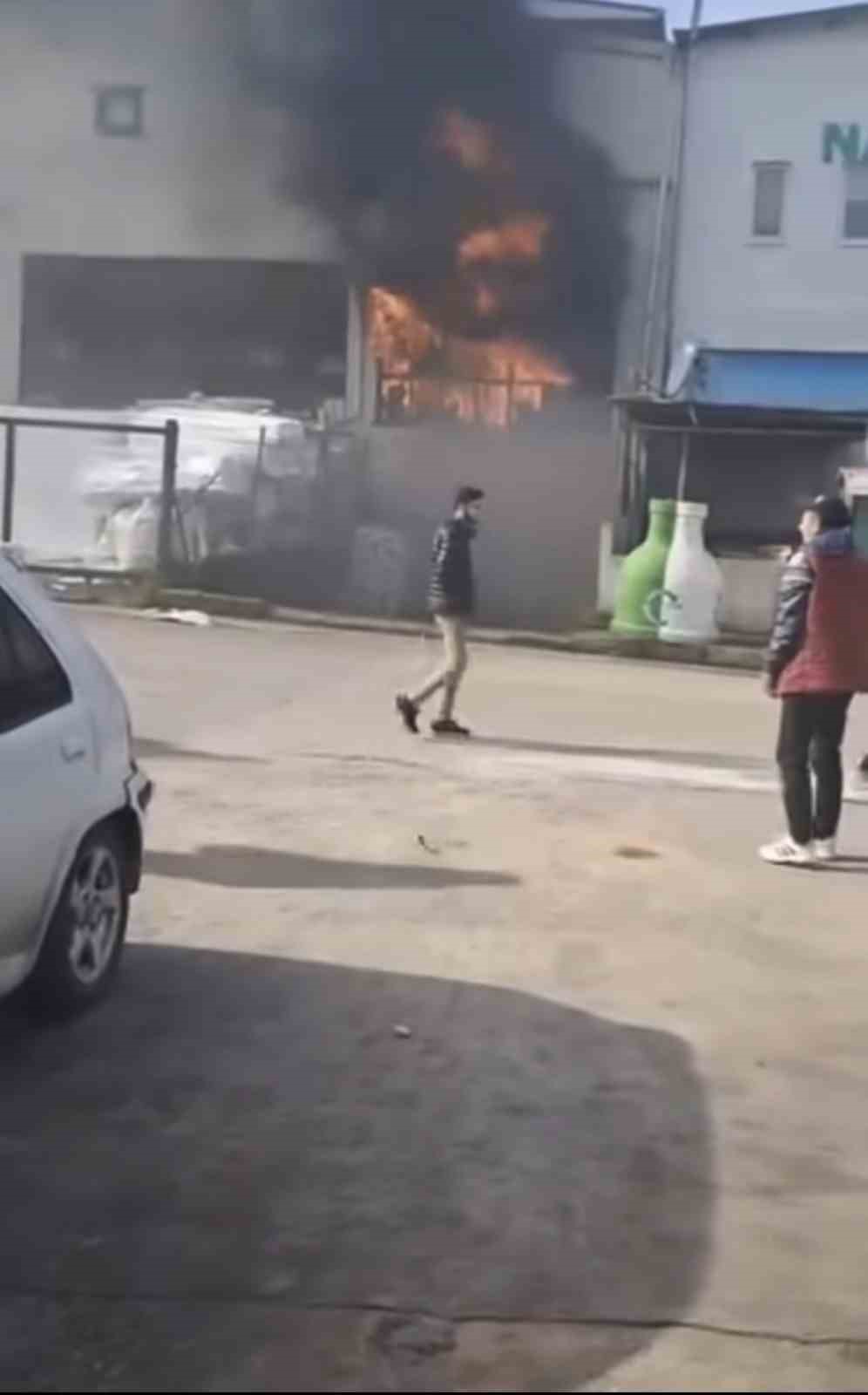 Bursa’da yangını vatandaşlar film izler gibi izledi
