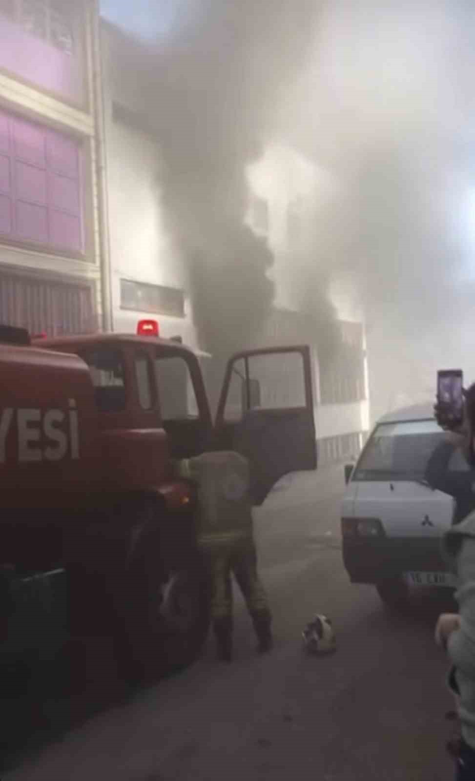 Bursa’da yangını vatandaşlar film izler gibi izledi
