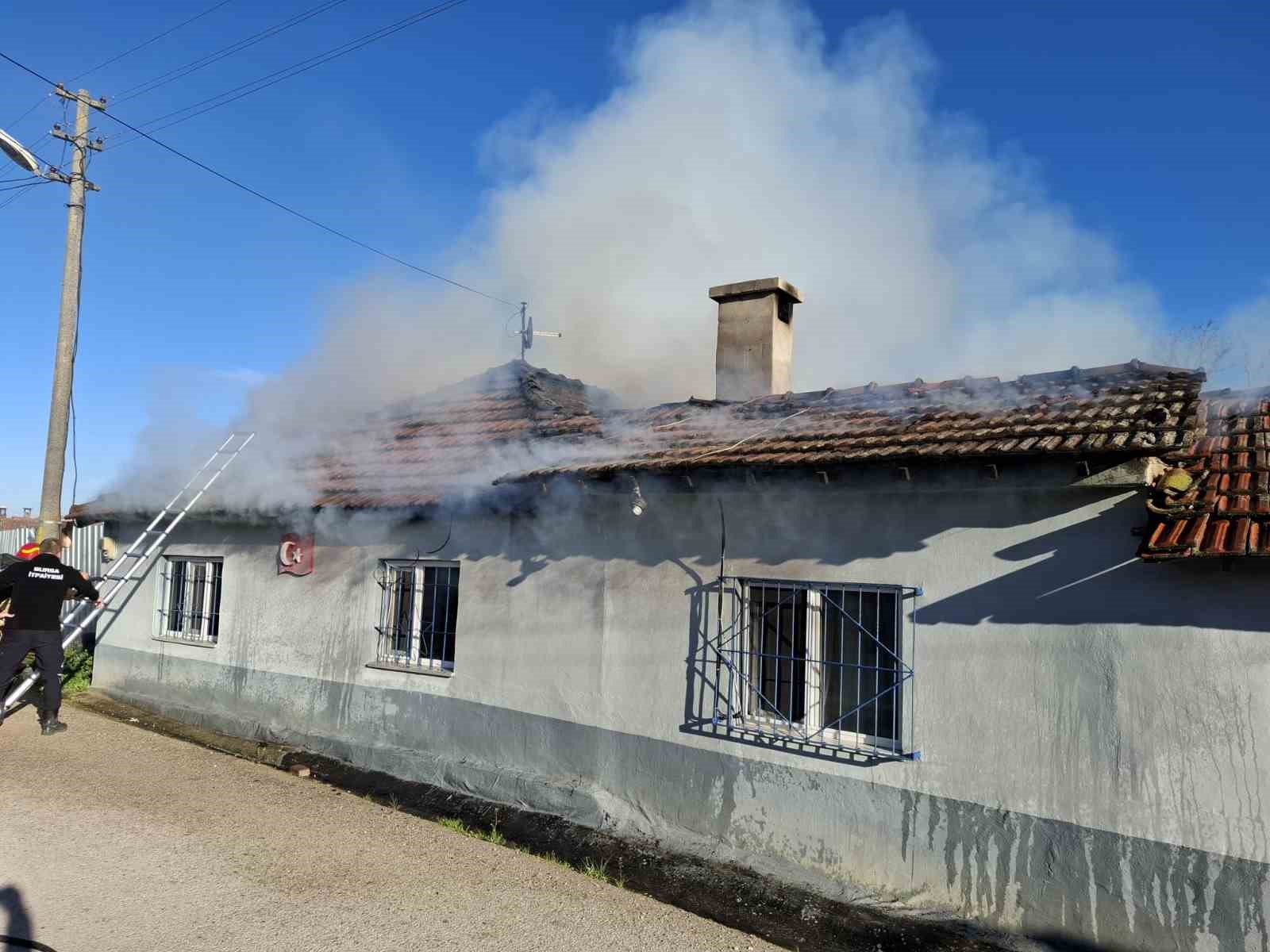 Bursa’da yaşlı çiftin evi alevlere teslim oldu
