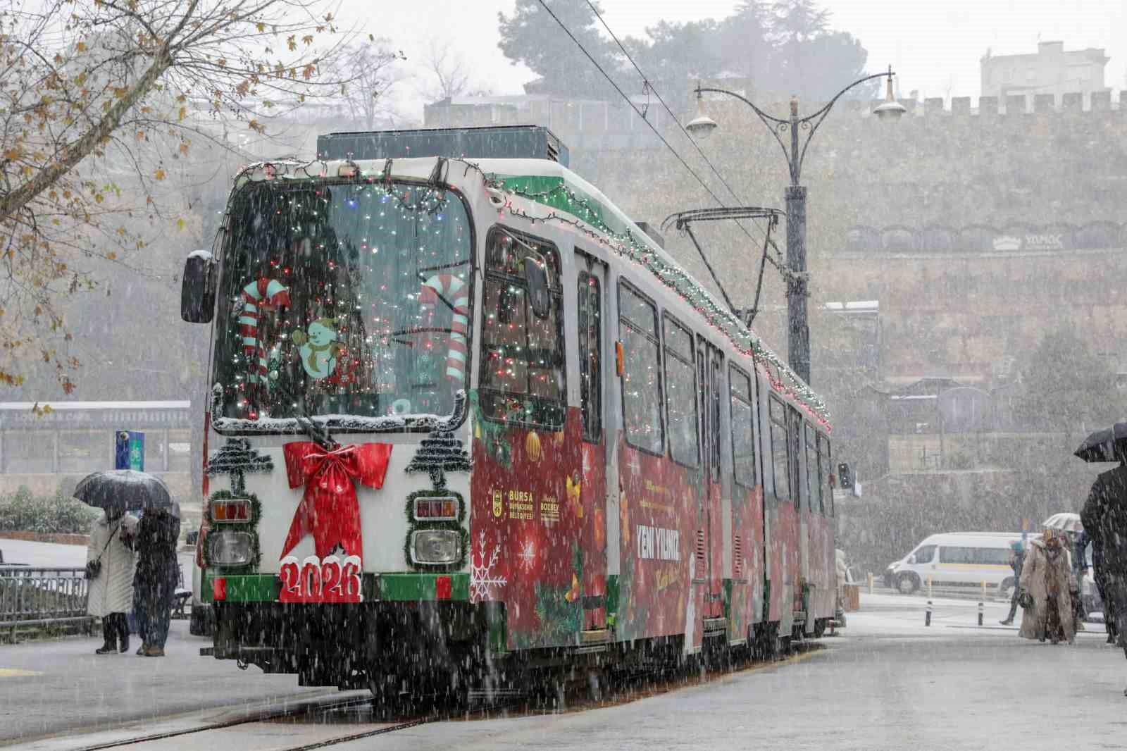 Bursa’da yeni yıl coşkusu nostaljik tramvayla yaşanıyor
