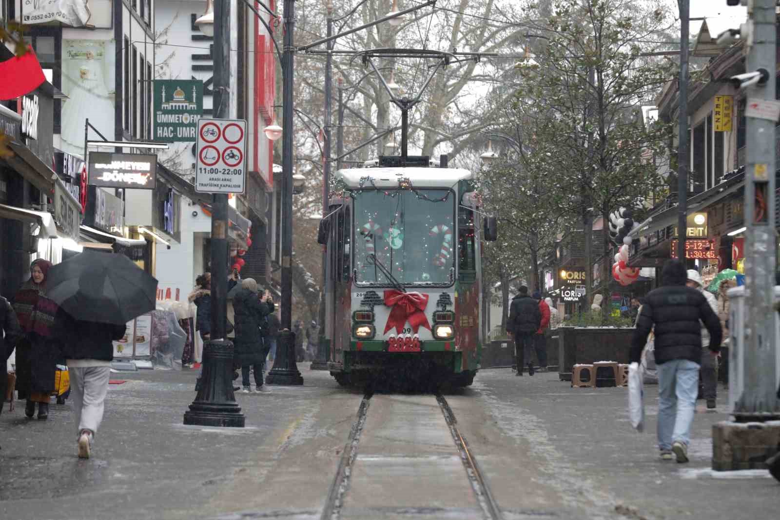 Bursa’da yeni yıl coşkusu nostaljik tramvayla yaşanıyor
