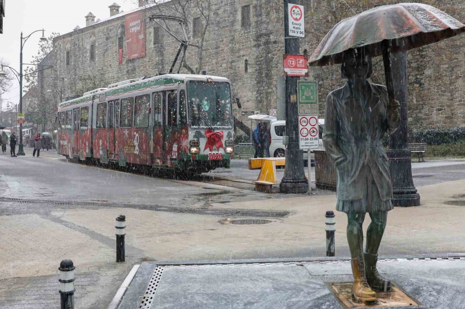 Bursa’da yeni yıl coşkusu nostaljik tramvayla yaşanıyor
