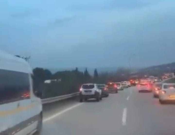 Bursa’da yoğun trafikte, fermuar sistemi takdir topladı
