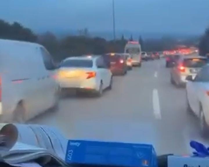 Bursa’da yoğun trafikte, fermuar sistemi takdir topladı

