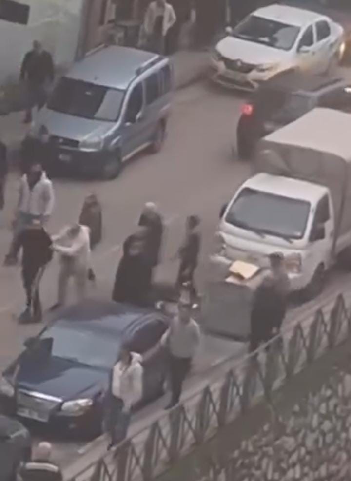 Bursa’da yol ortasında kavga trafiği kilitledi
