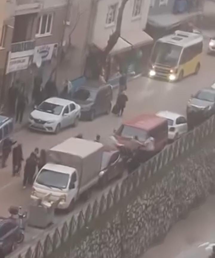 Bursa’da yol ortasında kavga trafiği kilitledi
