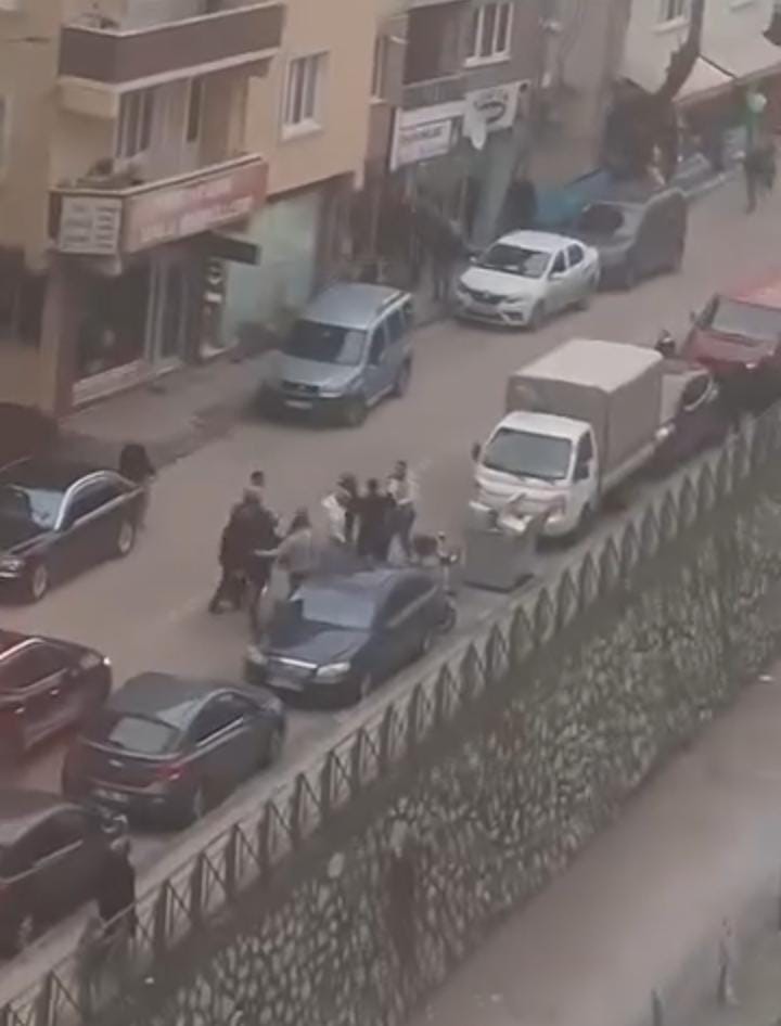 Bursa’da yol ortasında kavga trafiği kilitledi
