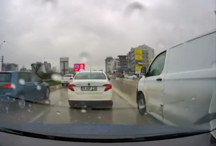 Bursa’da yol verme kavgası: 3 kişi sürücüye saldırdı
