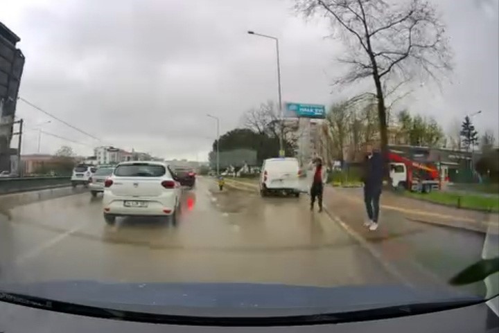 Bursa’da yol verme kavgası: 3 kişi sürücüye saldırdı
