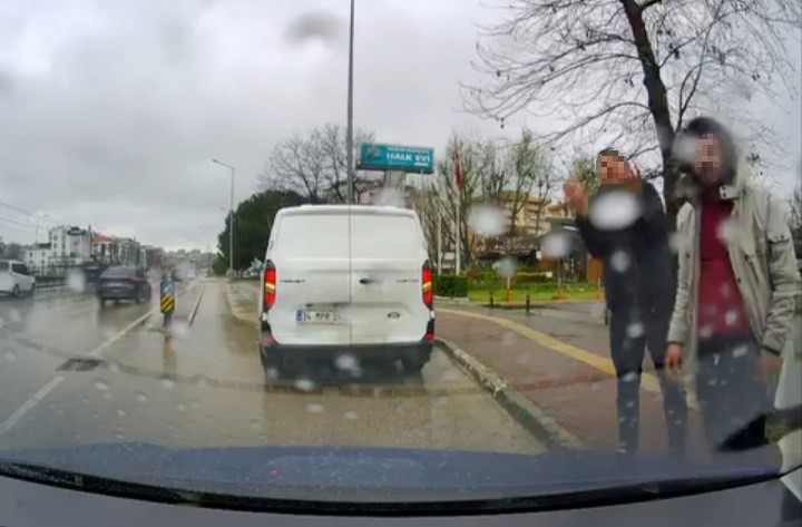 Bursa’da yol verme kavgası: 3 kişi sürücüye saldırdı
