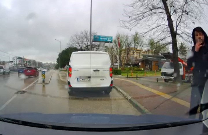 Bursa’da yol verme kavgası: 3 kişi sürücüye saldırdı
