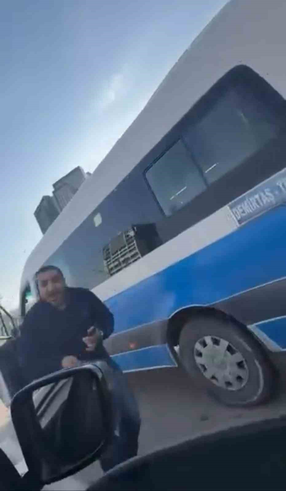 Bursa’da yol verme kavgası kamerada... Camı kırdı, 180 bin lira ceza yedi
