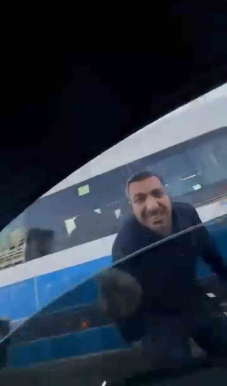 Bursa’da yol verme kavgası kamerada... Camı kırdı, 180 bin lira ceza yedi
