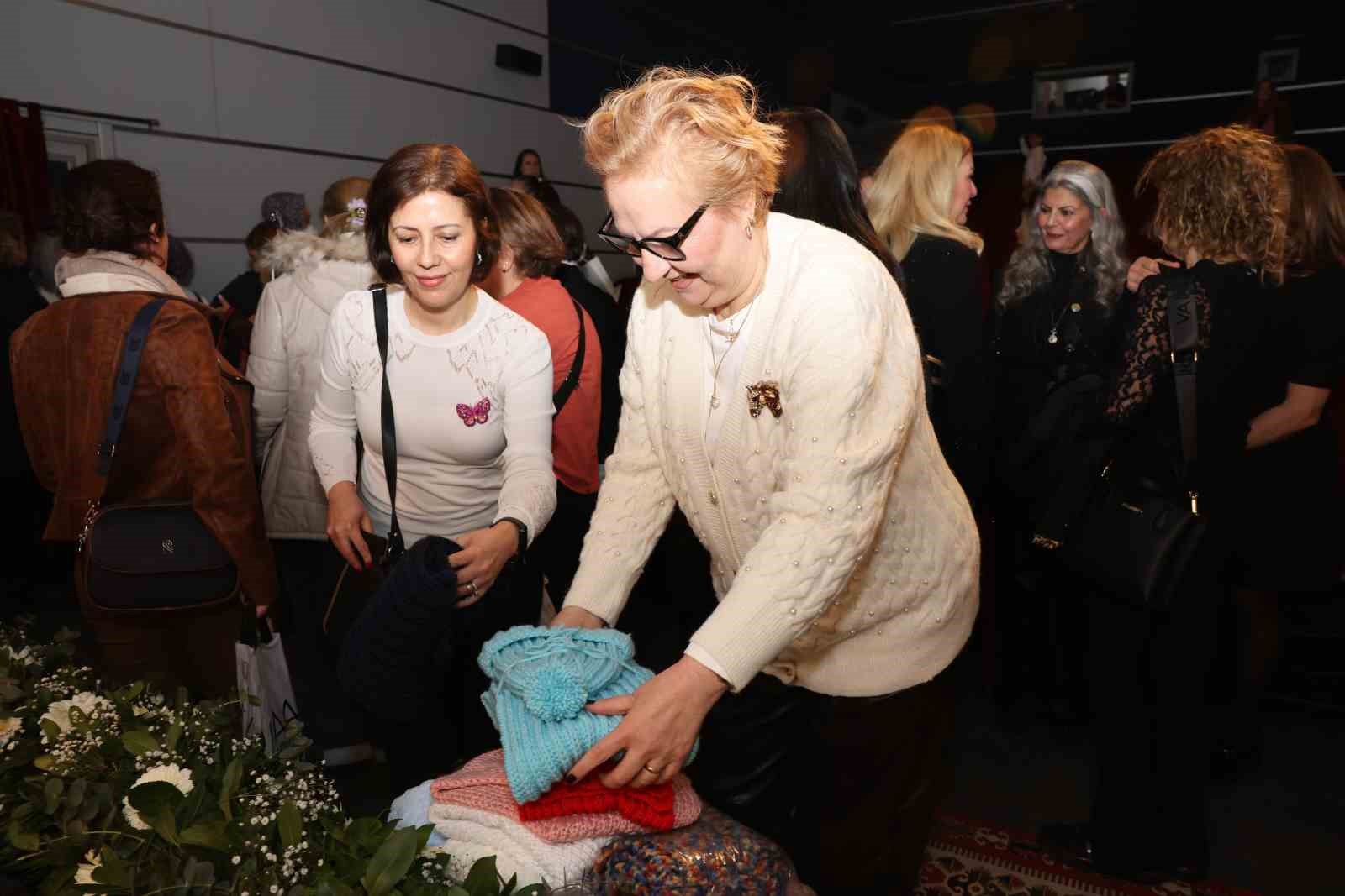 Bursa’da yüzlerce kadın aynı anda iyilik için ilmek attı
