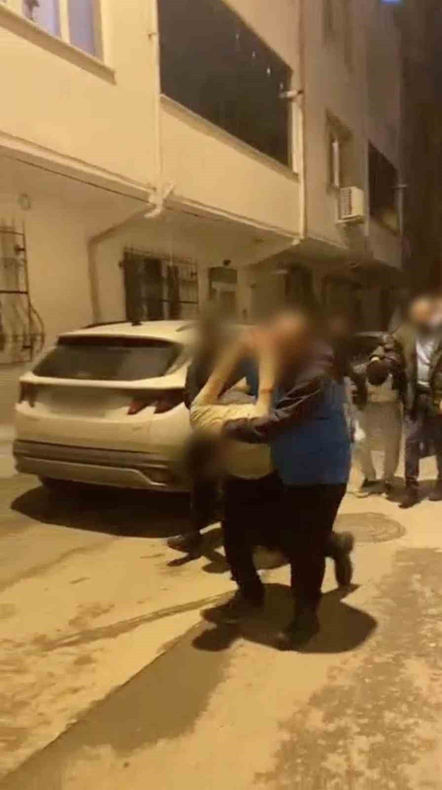 Bursa’da zehir tacirleri böyle yakalandı. Zulalanan uyuşturucuları polis tek tek buldu
