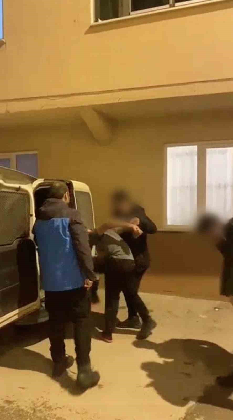 Bursa’da zehir tacirleri böyle yakalandı. Zulalanan uyuşturucuları polis tek tek buldu
