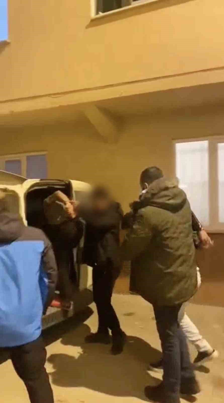 Bursa’da zehir tacirleri böyle yakalandı. Zulalanan uyuşturucuları polis tek tek buldu
