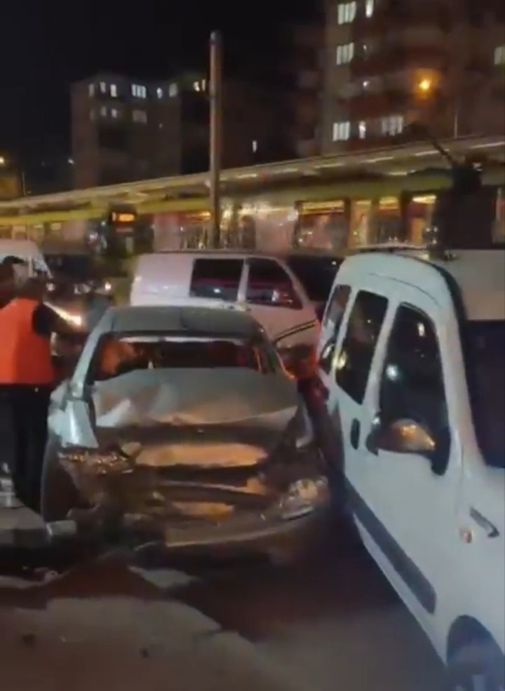 Bursa’da zincirleme kaza: 3 araç hurdaya döndü
