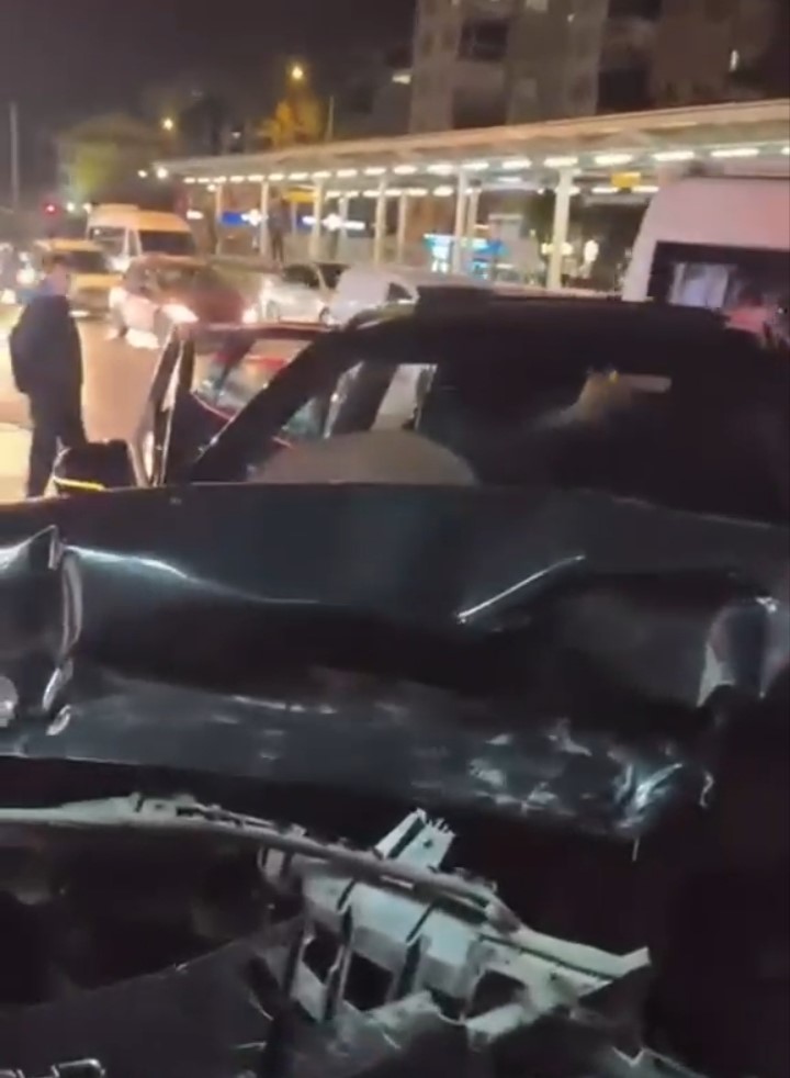 Bursa’da zincirleme kaza: 3 araç hurdaya döndü
