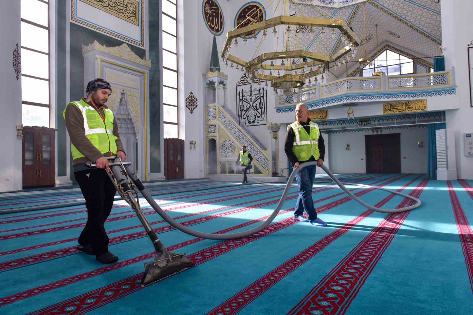 Bursa’daki camilerde Ramazan temizliği
