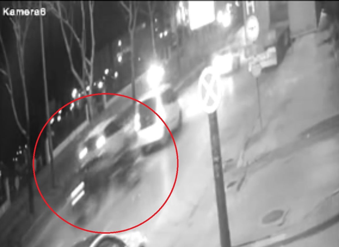 Bursa’daki feci kaza kameraya yansıdı... İkiye bölünen araçtan kurtuldu
