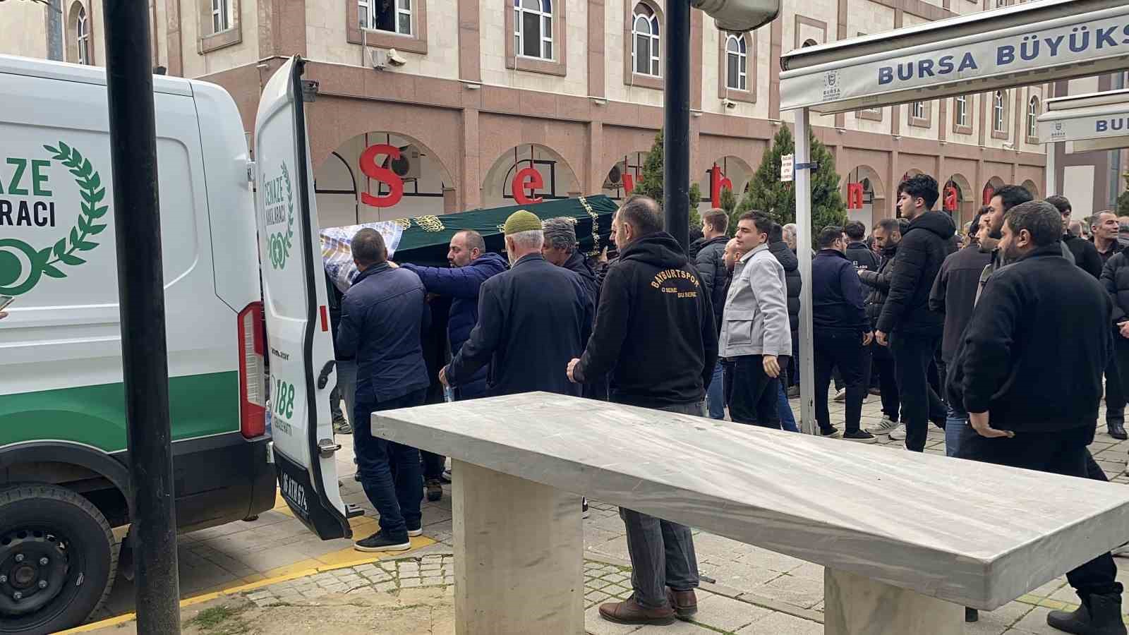 Bursa’daki silahlı saldırıda ölen güzellik uzmanı kadın toprağa verildi

