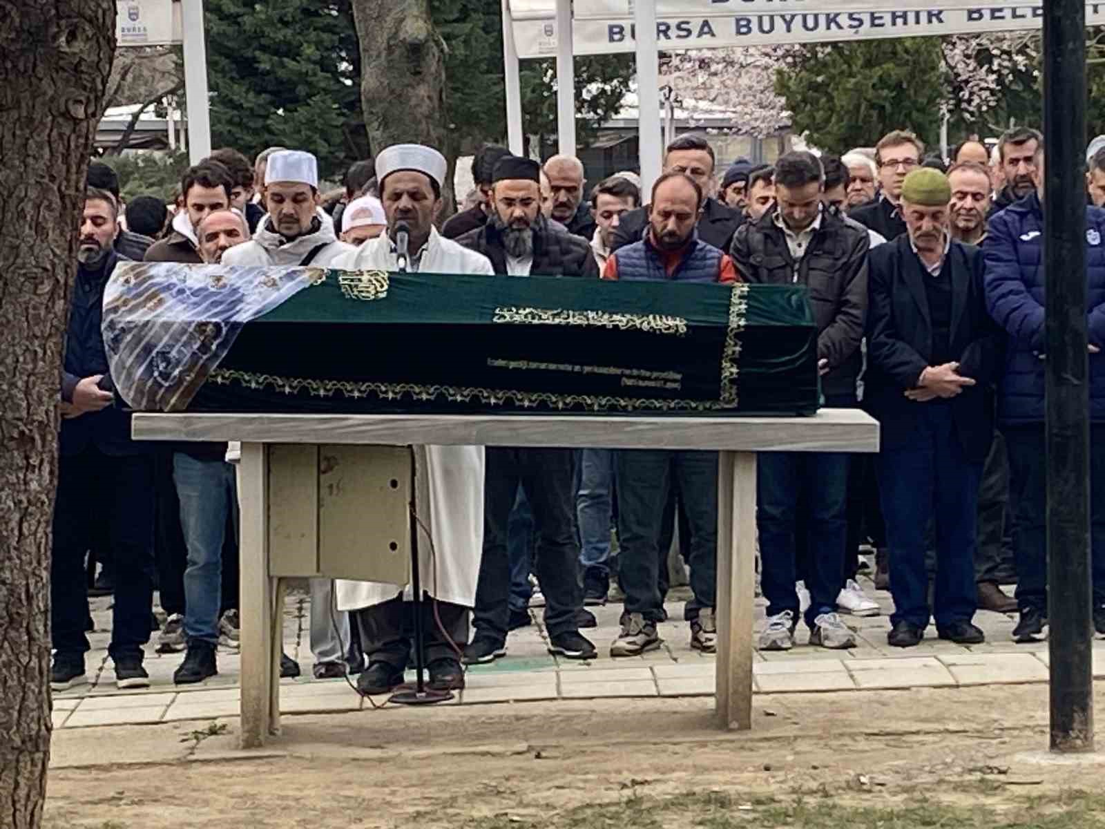 Bursa’daki silahlı saldırıda ölen güzellik uzmanı kadın toprağa verildi
