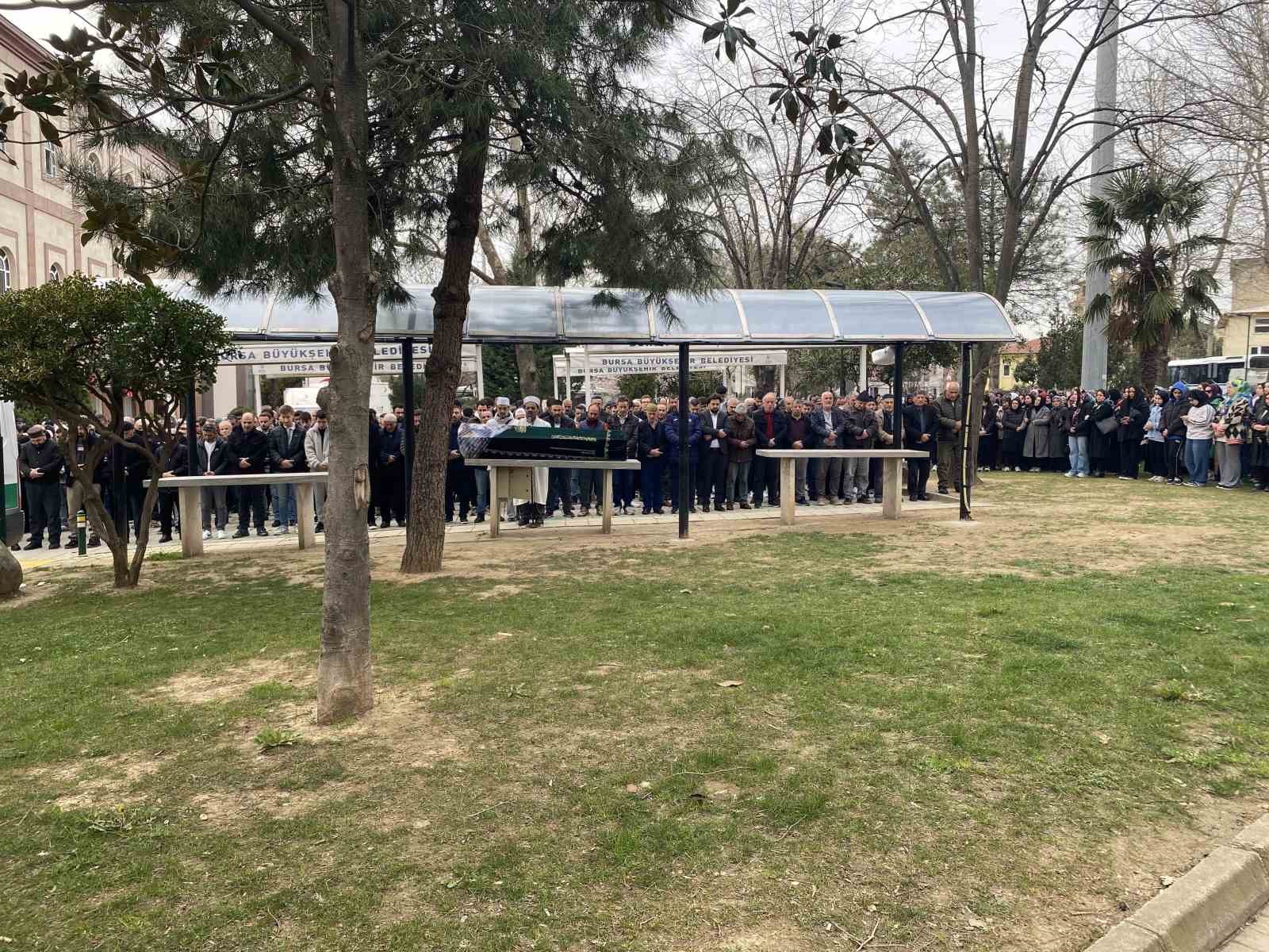 Bursa’daki silahlı saldırıda ölen güzellik uzmanı kadın toprağa verildi
