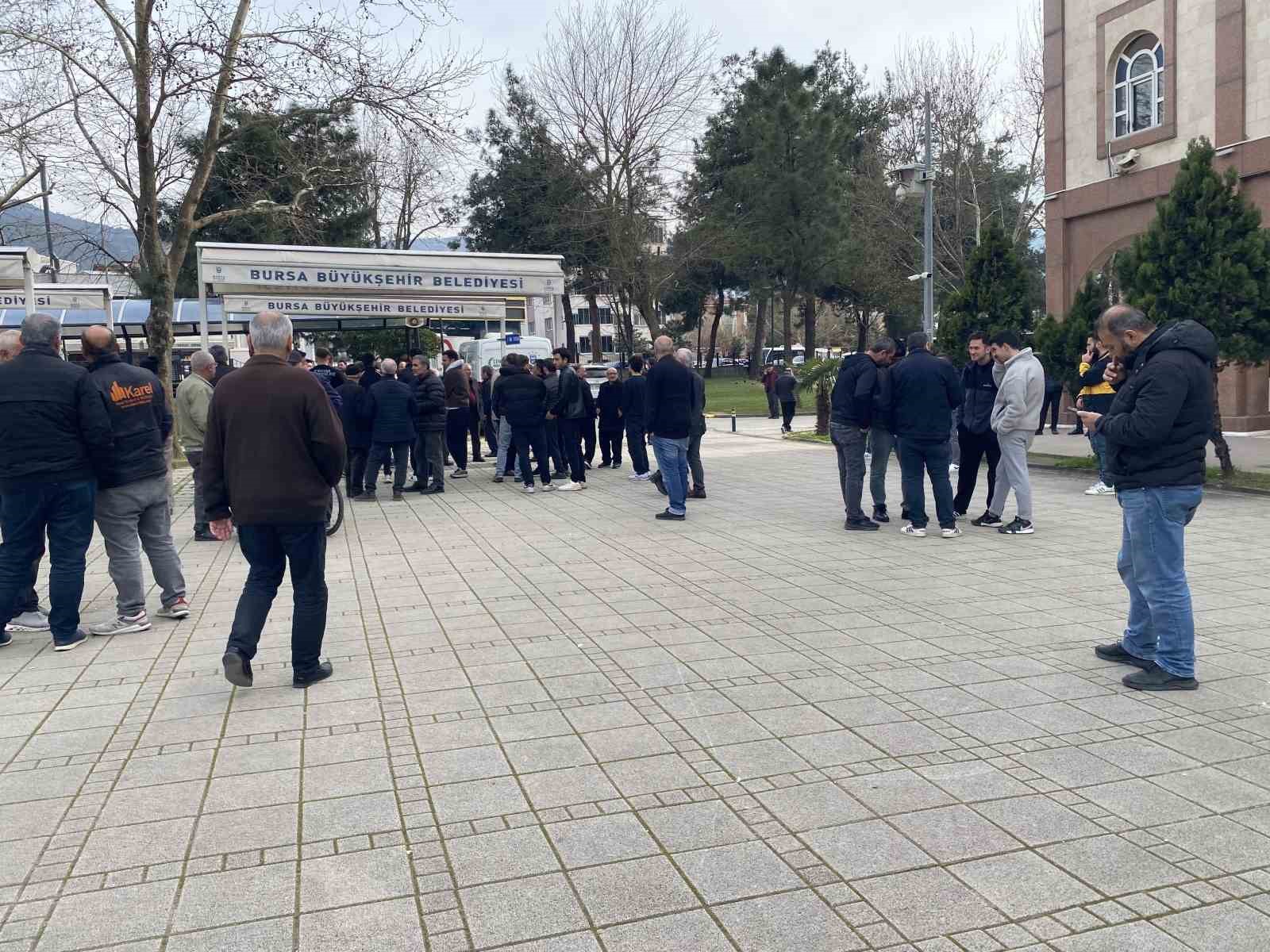 Bursa’daki silahlı saldırıda ölen güzellik uzmanı kadın toprağa verildi
