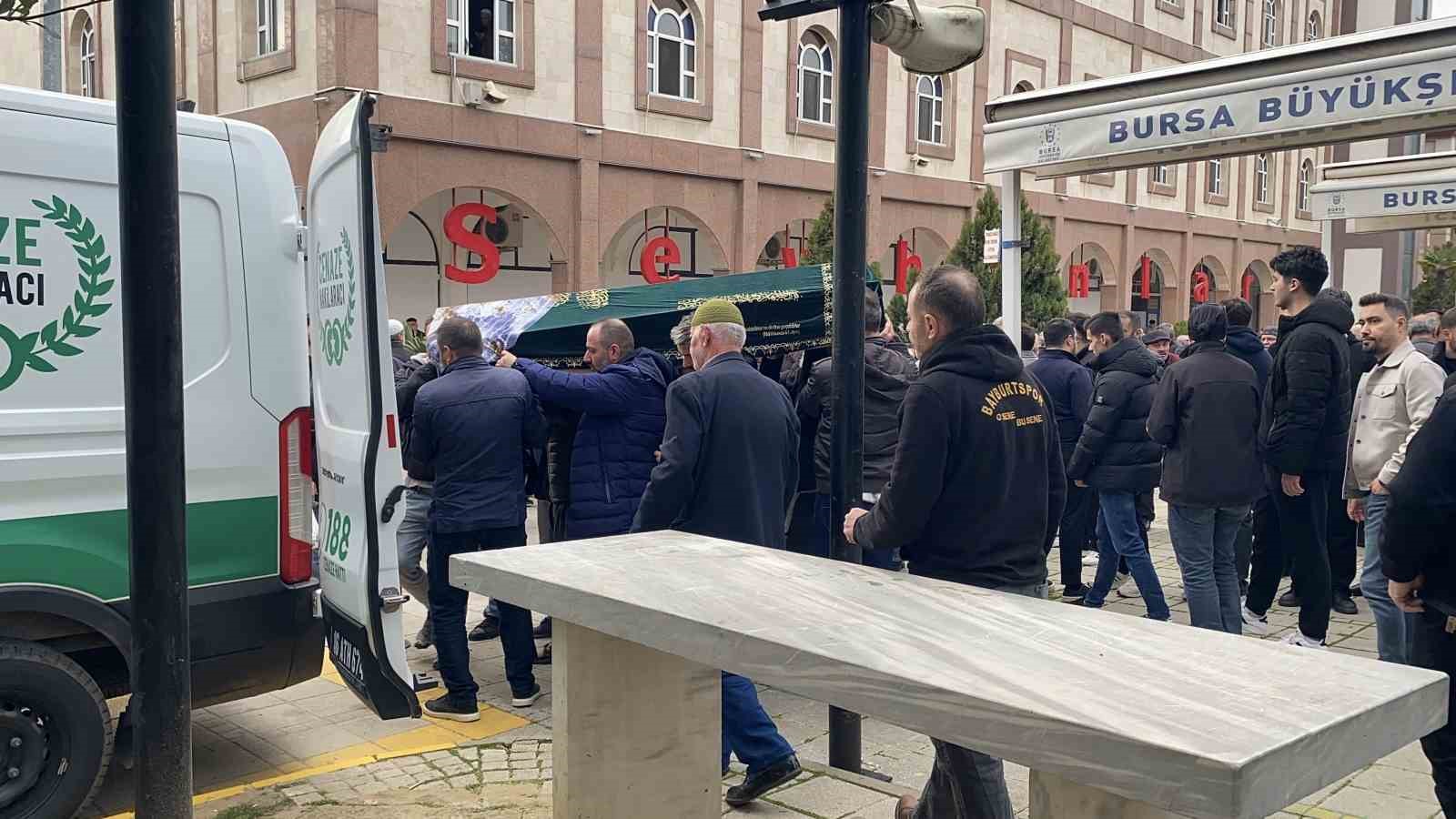 Bursa’daki silahlı saldırıda ölen güzellik uzmanı kadın toprağa verildi
