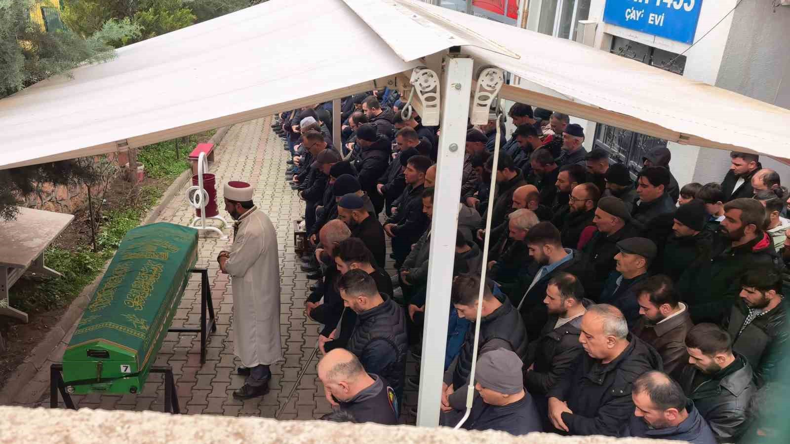 Bursa’daki tır kazasında hayatını kaybeden sürücü toprağa verildi
Bursa’daki tır kazasında hayatını kaybeden sürücü toprağa verildi