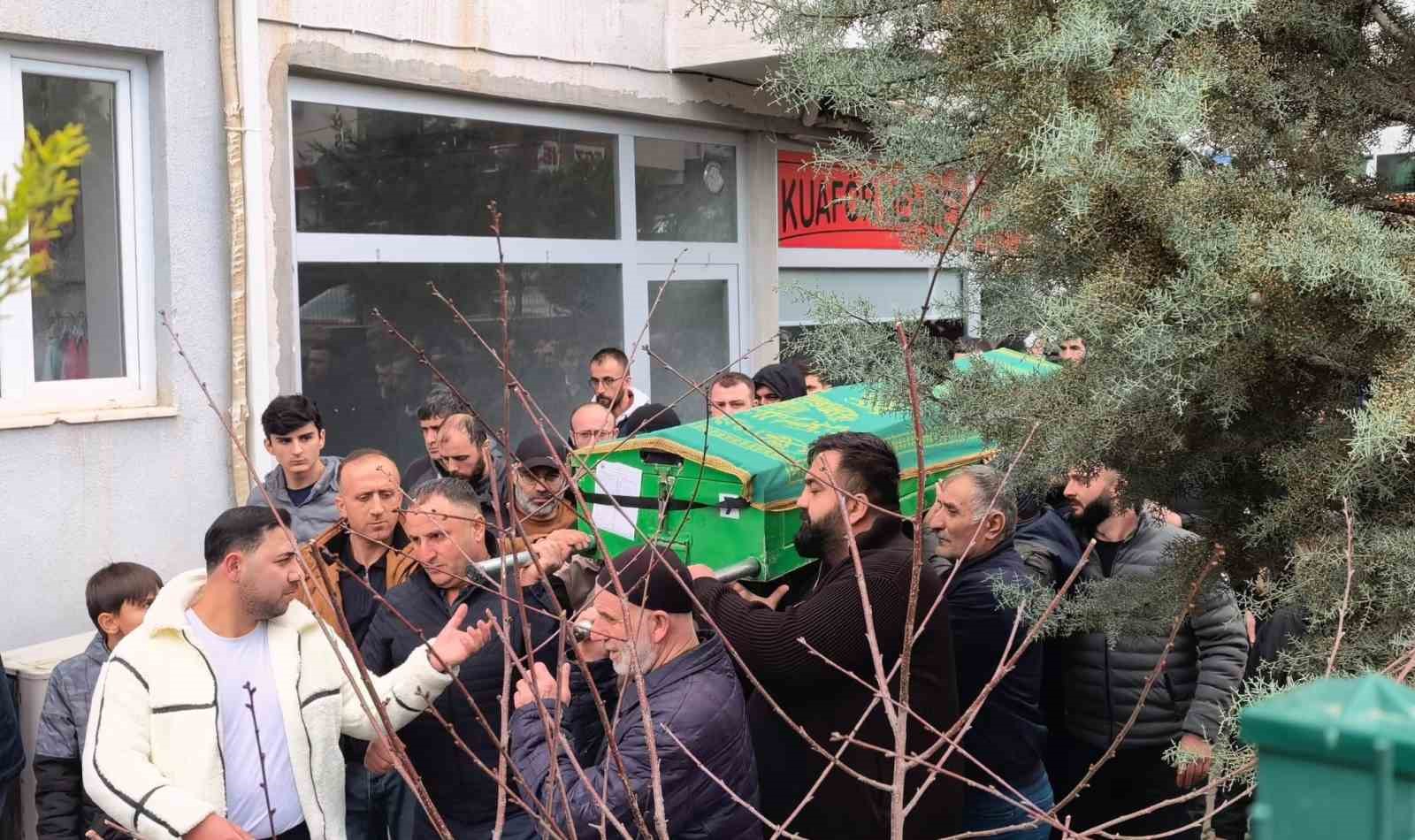 Bursa’daki tır kazasında hayatını kaybeden sürücü toprağa verildi
Bursa’daki tır kazasında hayatını kaybeden sürücü toprağa verildi