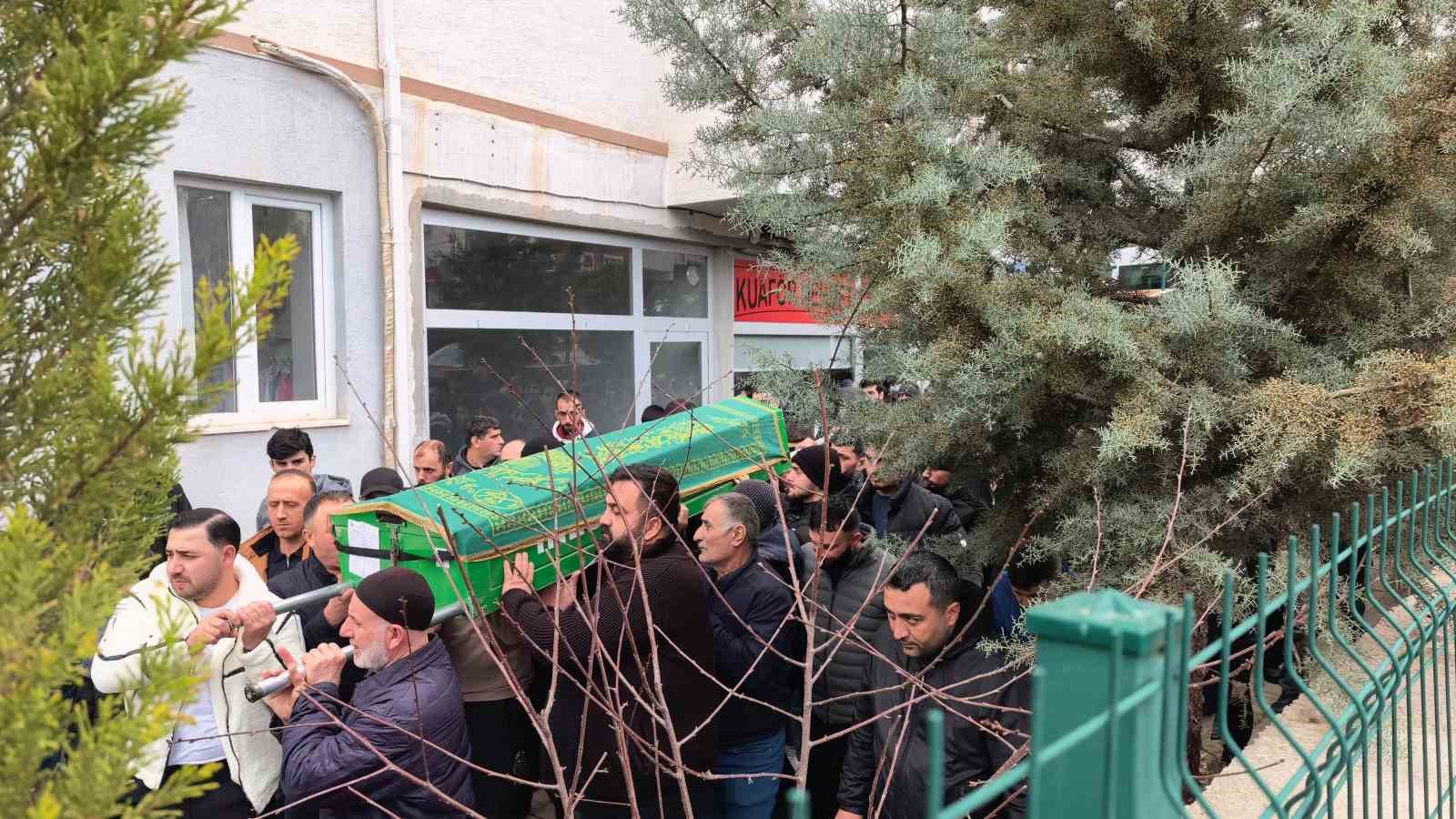 Bursa’daki tır kazasında hayatını kaybeden sürücü toprağa verildi
Bursa’daki tır kazasında hayatını kaybeden sürücü toprağa verildi