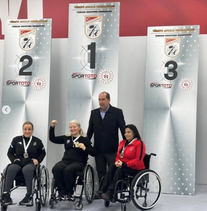 Bursalı milli sporcu Aysel Özgan, Ankara’dan altın madalyayla döndü
