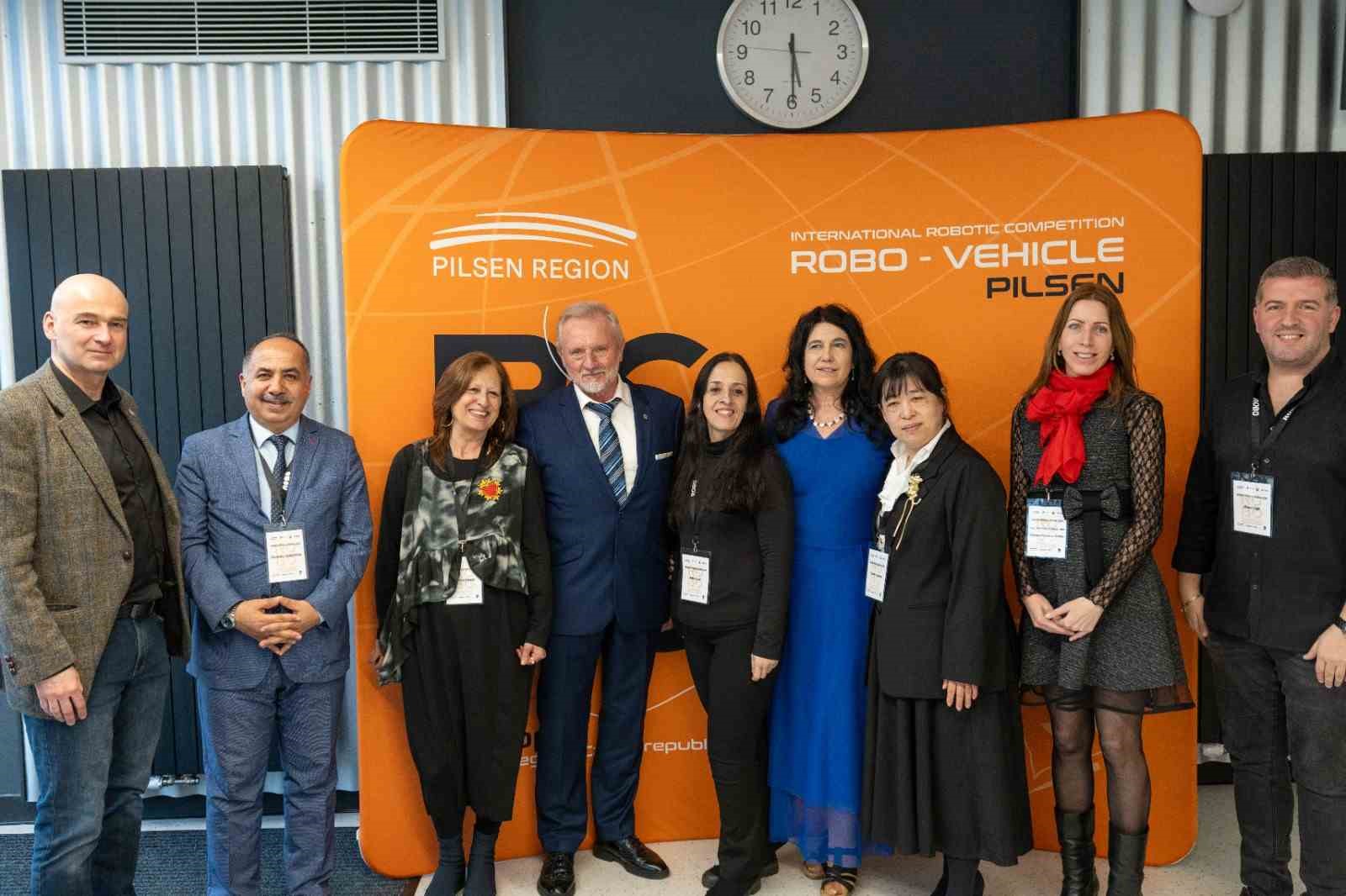 Bursalı öğrencilerden Çekya’da robotik başarısı
