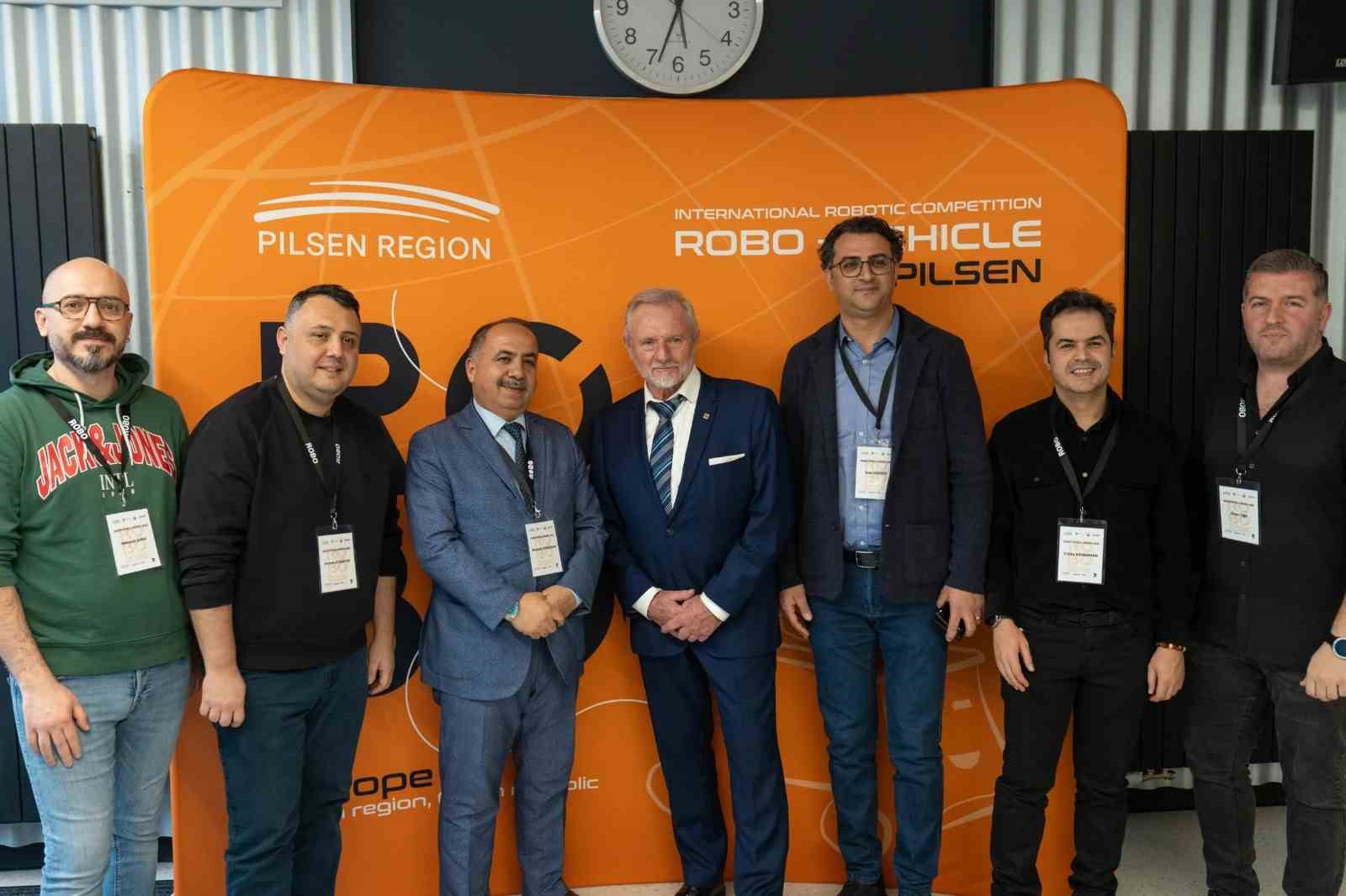 Bursalı öğrencilerden Çekya’da robotik başarısı
