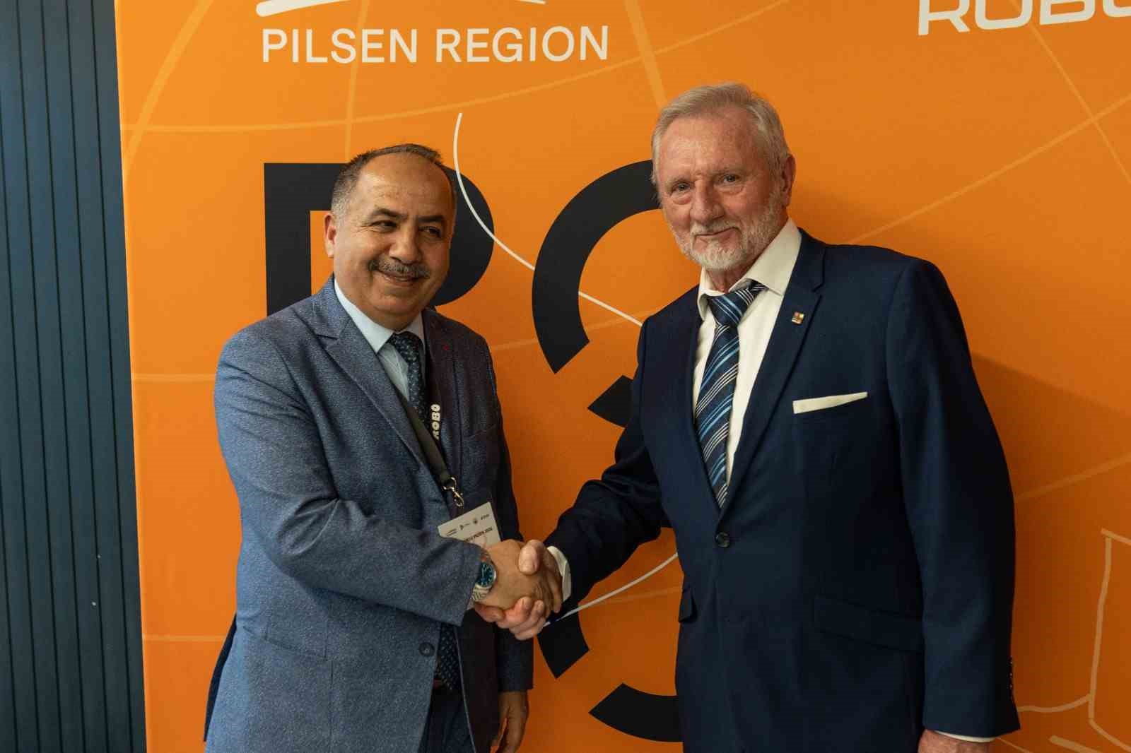 Bursalı öğrencilerden Çekya’da robotik başarısı
