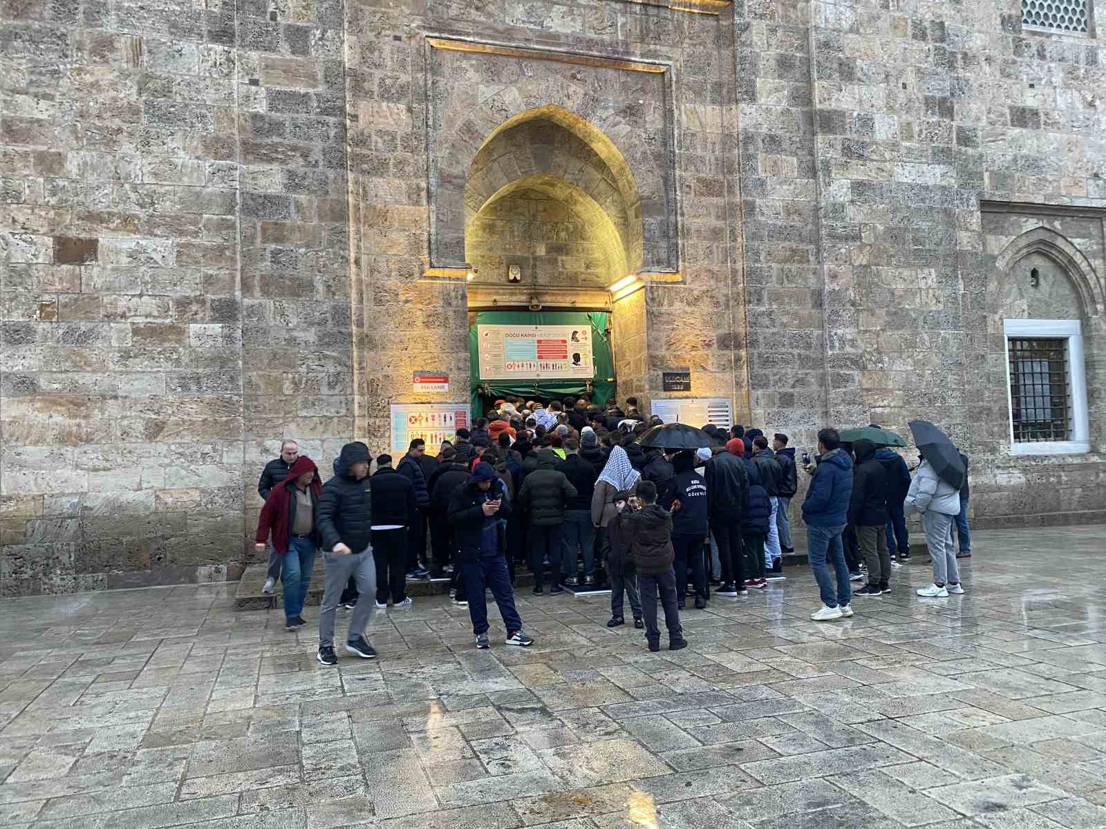 Bursalılar bayram namazında Ulu Cami’ye akın etti
