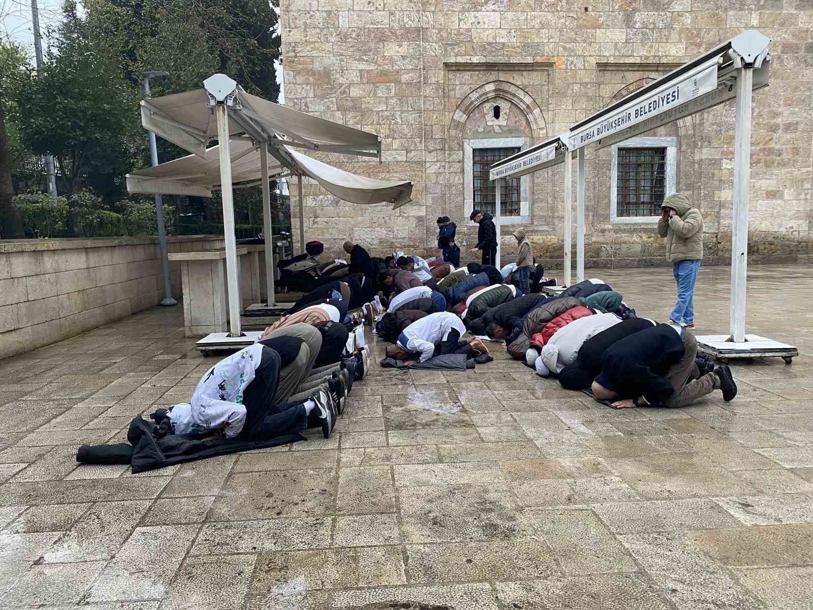 Bursalılar bayram namazında Ulu Cami’ye akın etti
