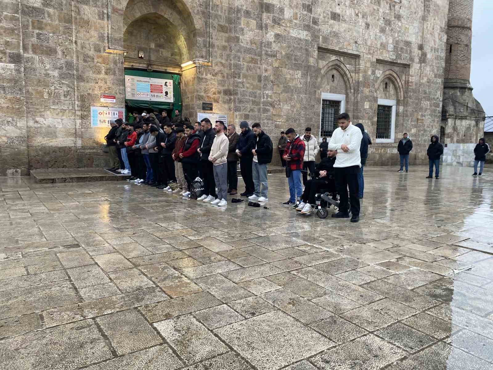 Bursalılar bayram namazında Ulu Cami’ye akın etti
