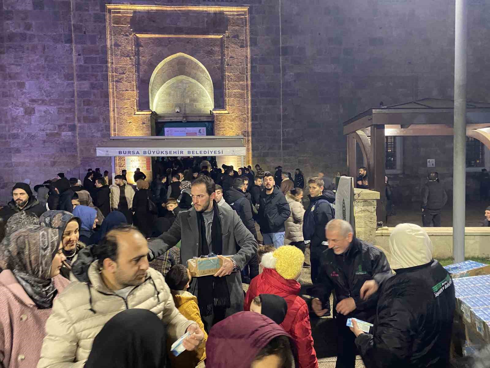 Bursalılar Miraç Kandili’nde Ulu Cami’ye akın etti
