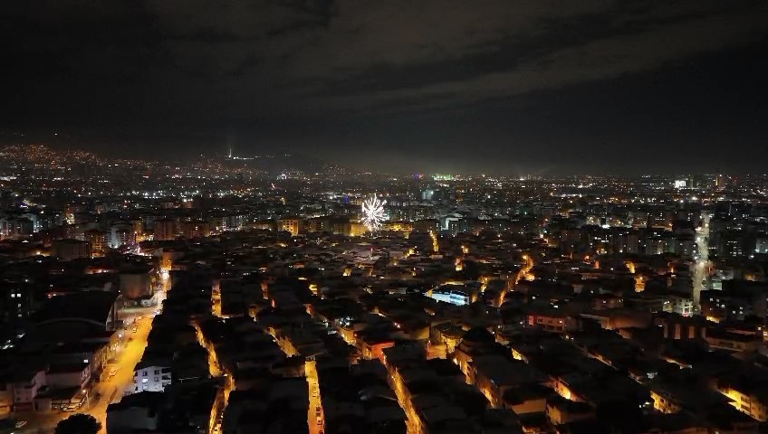 Bursalılar yeni yıla havai fişeklerle girdi
