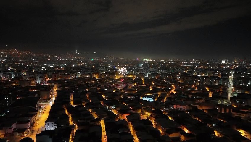 Bursalılar yeni yıla havai fişeklerle girdi
