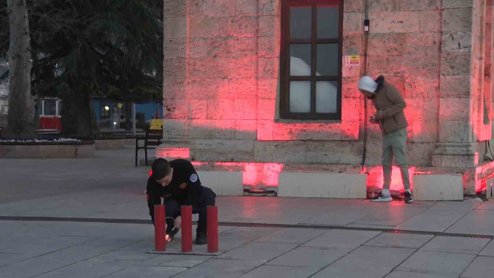 Bursalılara iftar ve sahuru ses bombası ile haber veriyorlar
