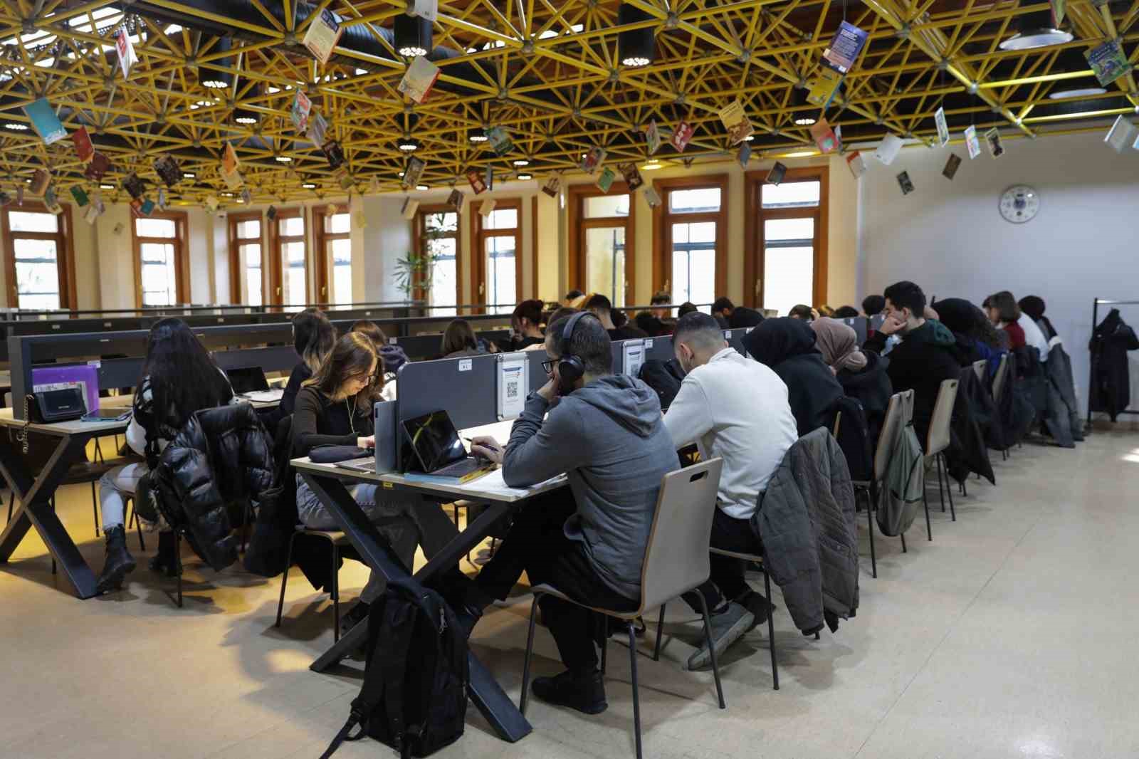 Bursa’nın bilgiye açılan kapılarına yoğun ilgi
Bursa’nın bilgiye açılan kapılarına yoğun ilgi