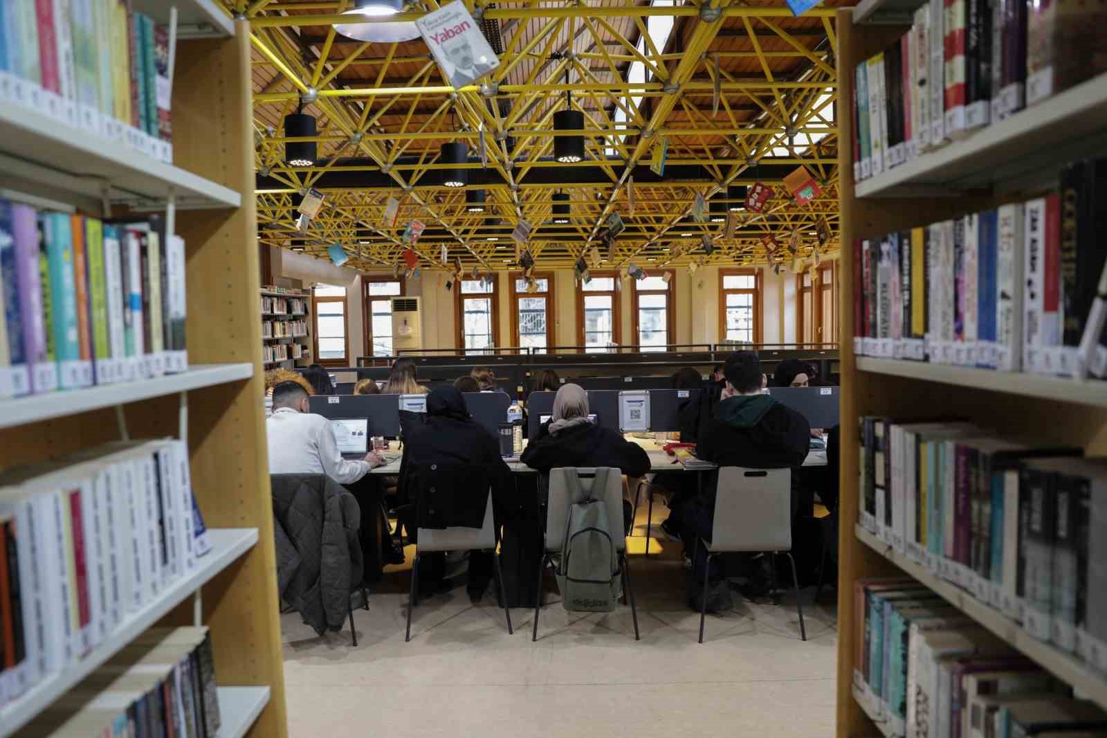 Bursa’nın bilgiye açılan kapılarına yoğun ilgi
Bursa’nın bilgiye açılan kapılarına yoğun ilgi