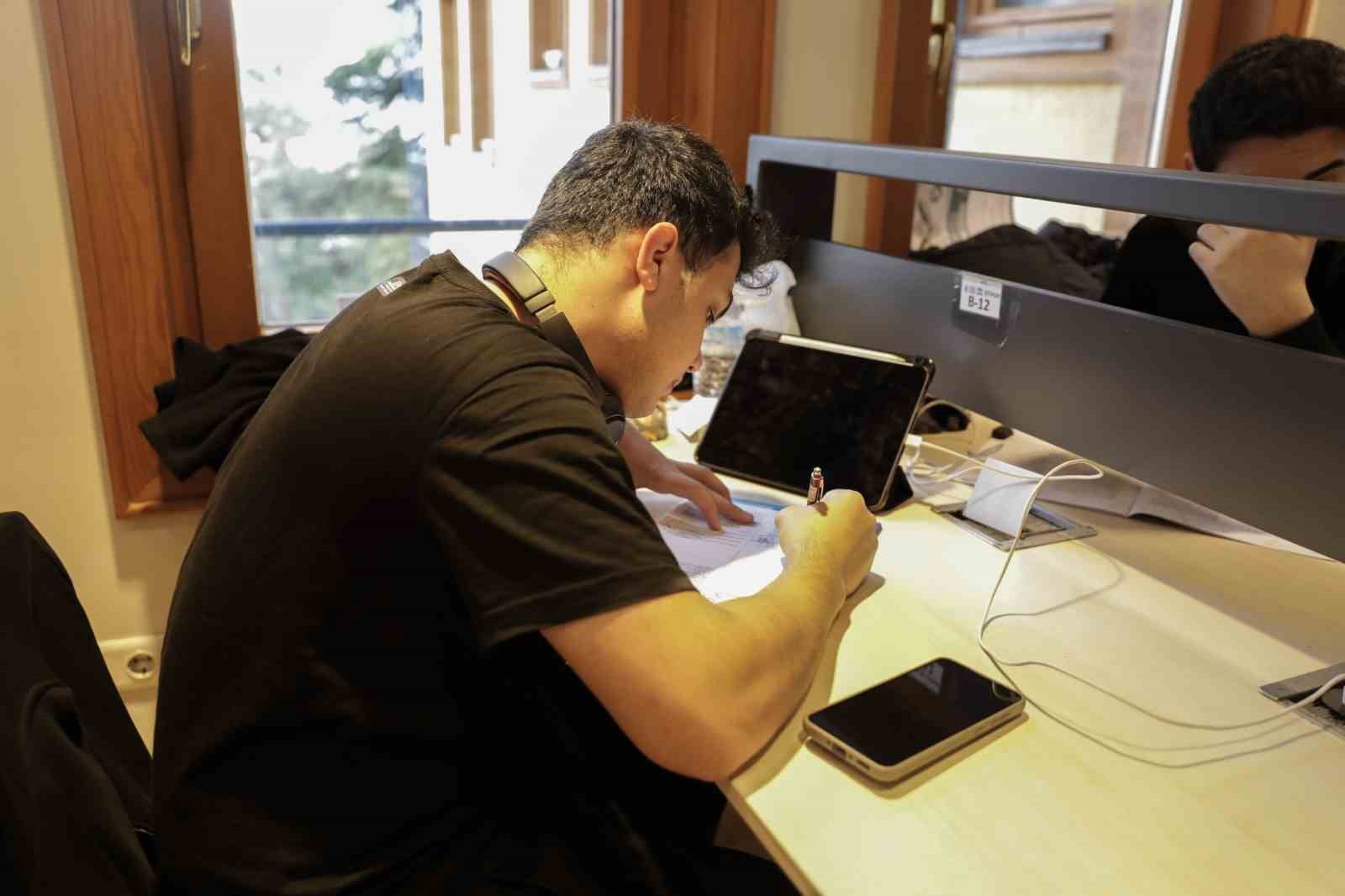 Bursa’nın bilgiye açılan kapılarına yoğun ilgi
Bursa’nın bilgiye açılan kapılarına yoğun ilgi