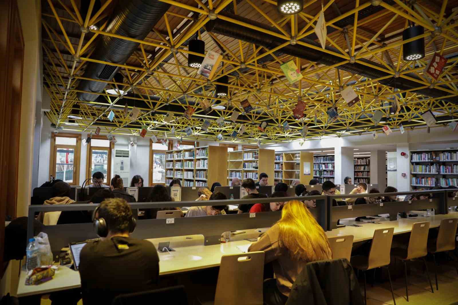 Bursa’nın bilgiye açılan kapılarına yoğun ilgi
Bursa’nın bilgiye açılan kapılarına yoğun ilgi