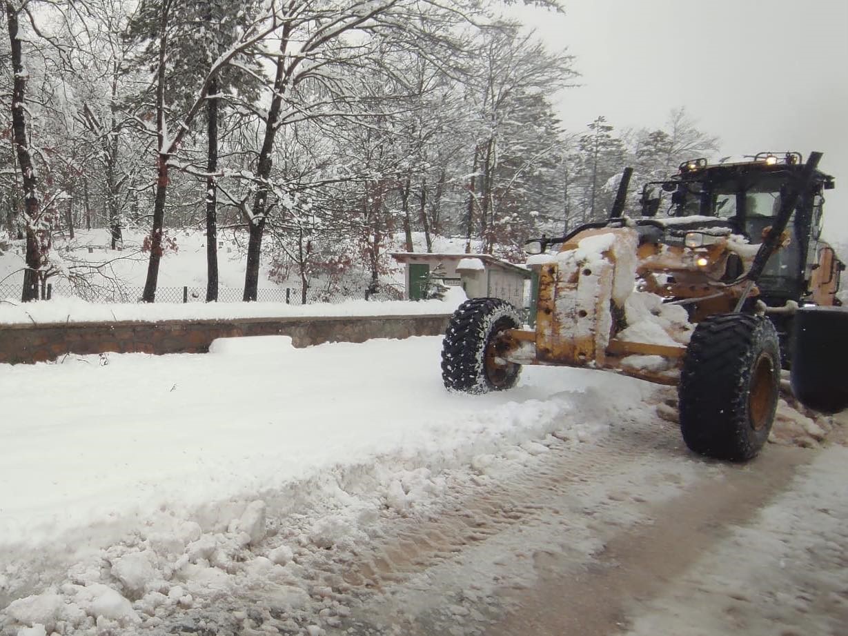 Bursa’nın yüksek kesimlerinde karla mücadele sürüyor

