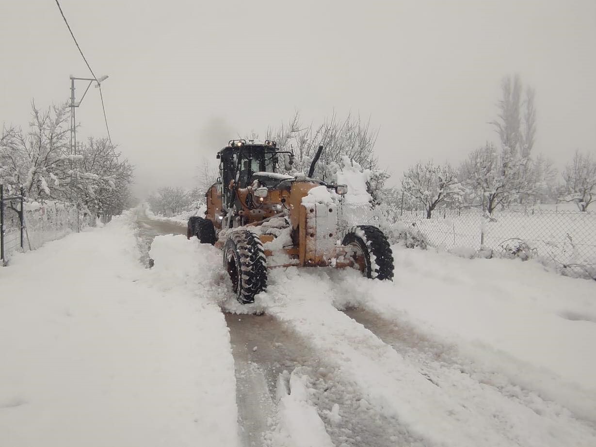 Bursa’nın yüksek kesimlerinde karla mücadele sürüyor
